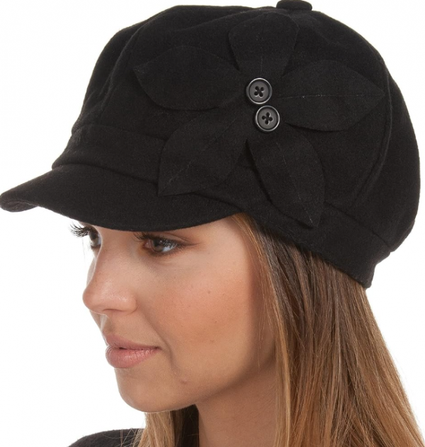 Topi newsboy dengan aksen bunga di samping